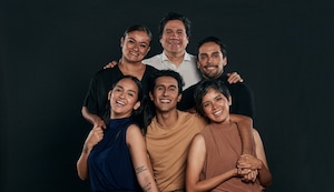 Daniela Darcourt y Bruno Odar juntos en ‘Almamía’ en el Teatro Segura