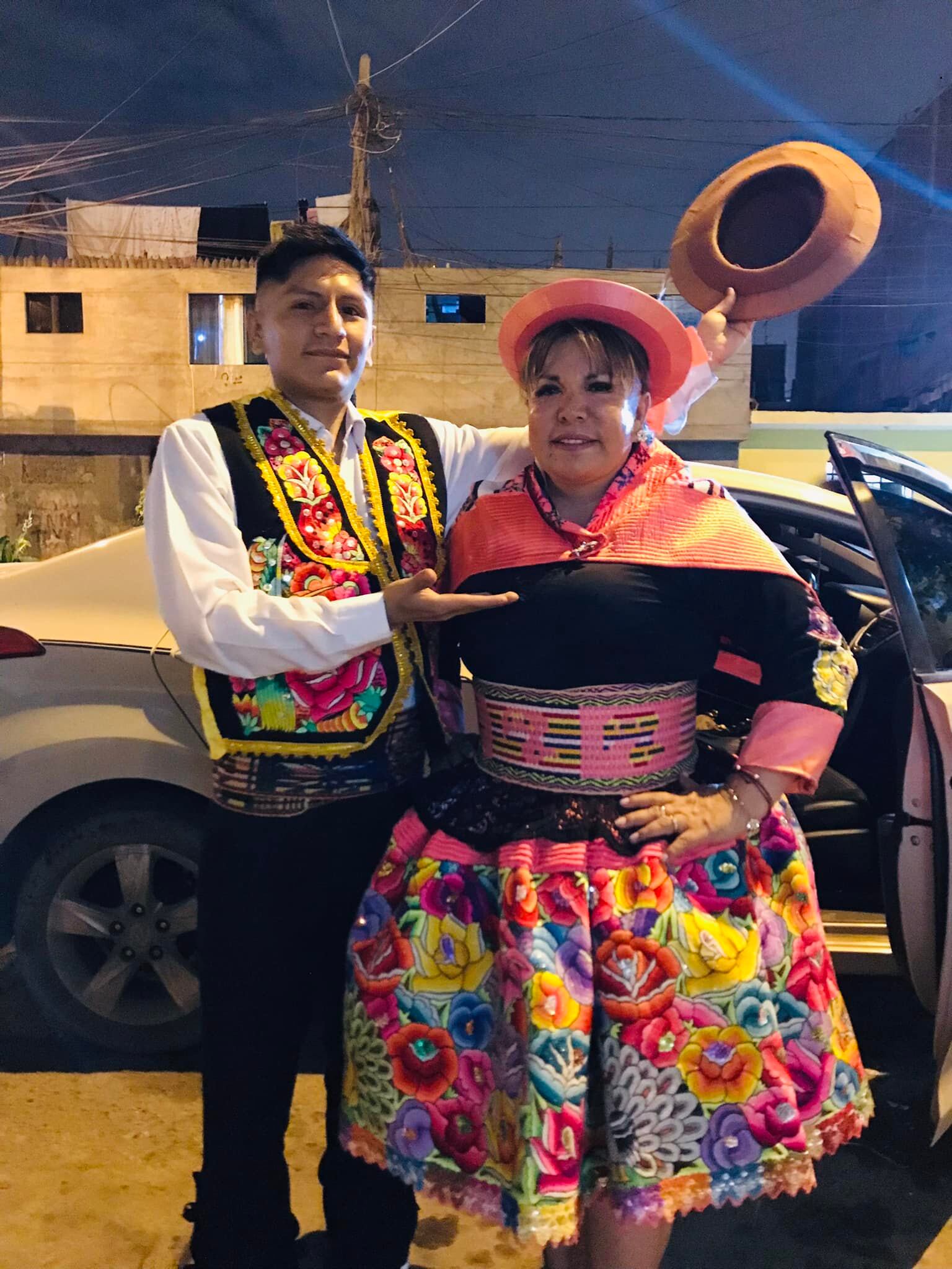 Joel junto a su madre, Ángelica Gómez, la reina del Santiago. Foto: Facebook.