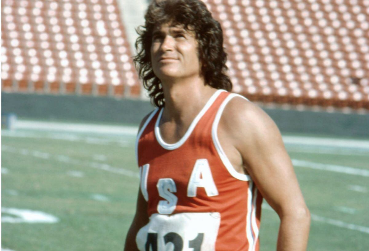 Michael Landon dirigió y protagonizó el telefilm “El Corredor Solitario” (1976).