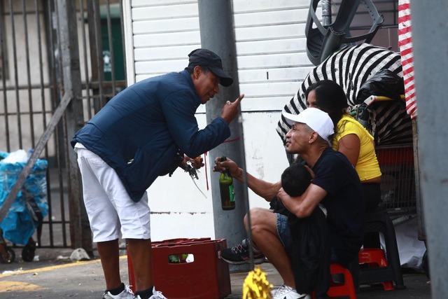 Amanecer en las calles de Lima después de los festejos por Año Nuevo.
Foto: César Grados/@photo.gec