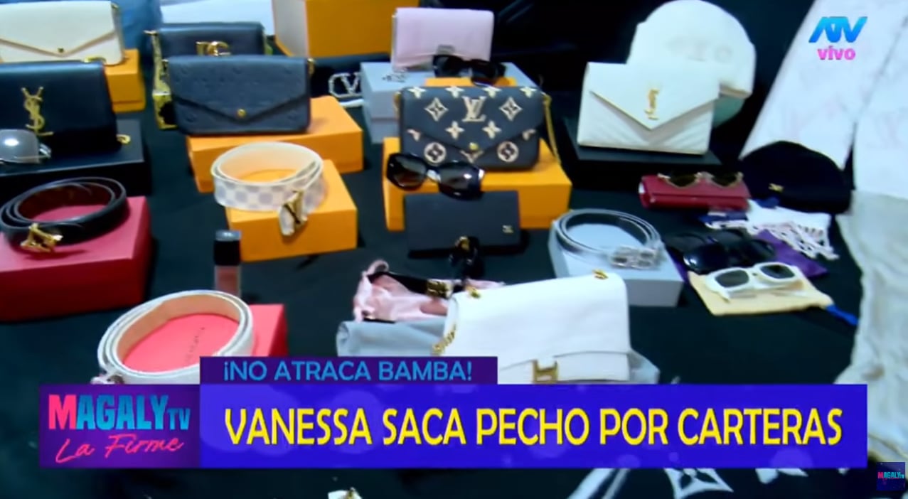 Vanessa López muestra las carteras que le regaló su expareja Jhonny.