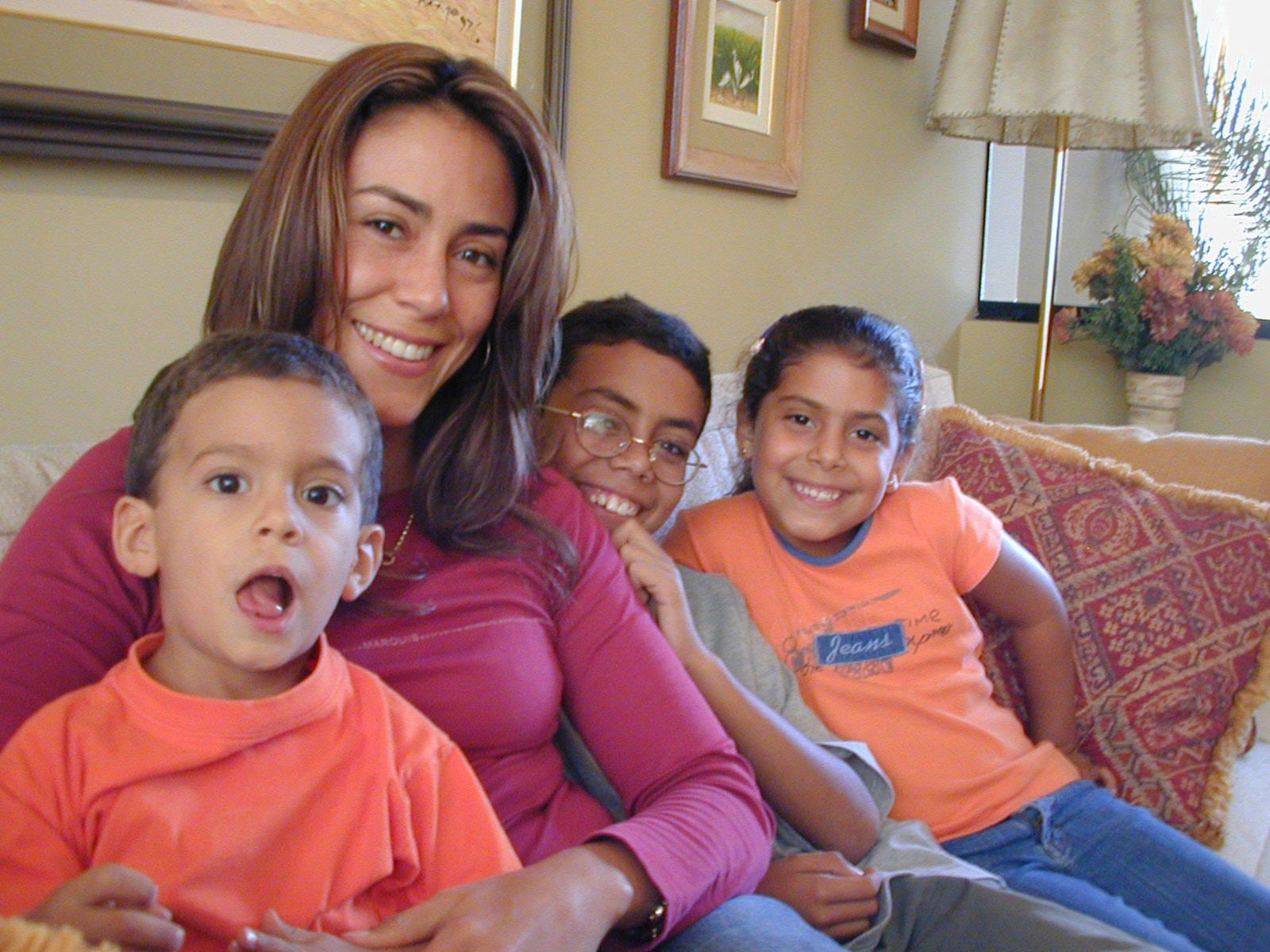 Alexandra Del Solar en una postal con sus hijos pequeños (Foto: GEC)