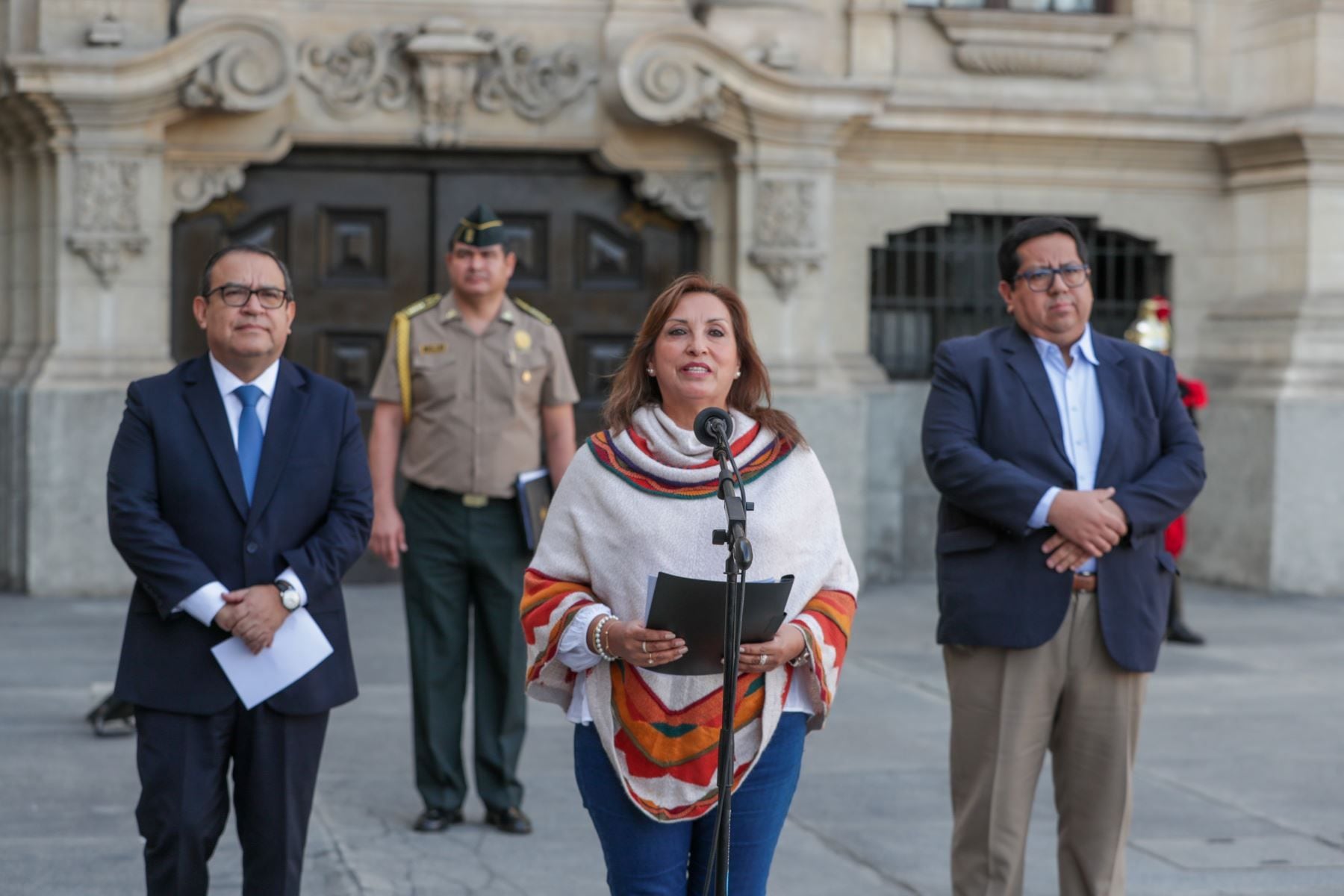 Dina Boluarte estuvo acompañada del presidente del Consejo de Ministros, Alberto Otárola, y del ministro de Economía y Finanzas, Alex Contreras. Foto: Andina.