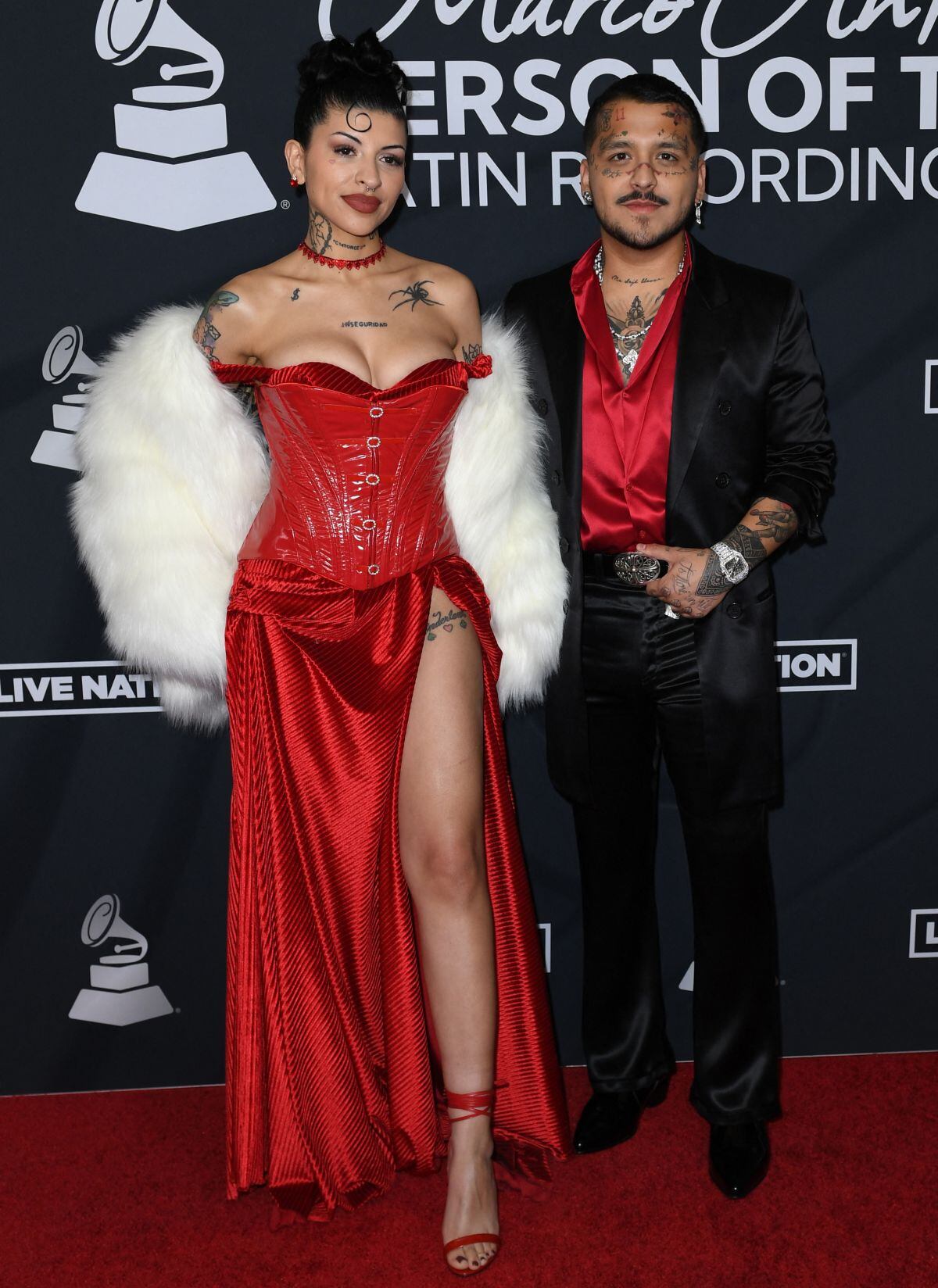 Cazzu y Christian Nodal en la gala de la Persona del Año 2022 de la Academia Latina de la Grabación en el Michelob Ultra Arena de Mandalay Bay en Las Vegas, Nevada, el 16 de noviembre de 2022 (Foto: Valerie Macon / AFP)