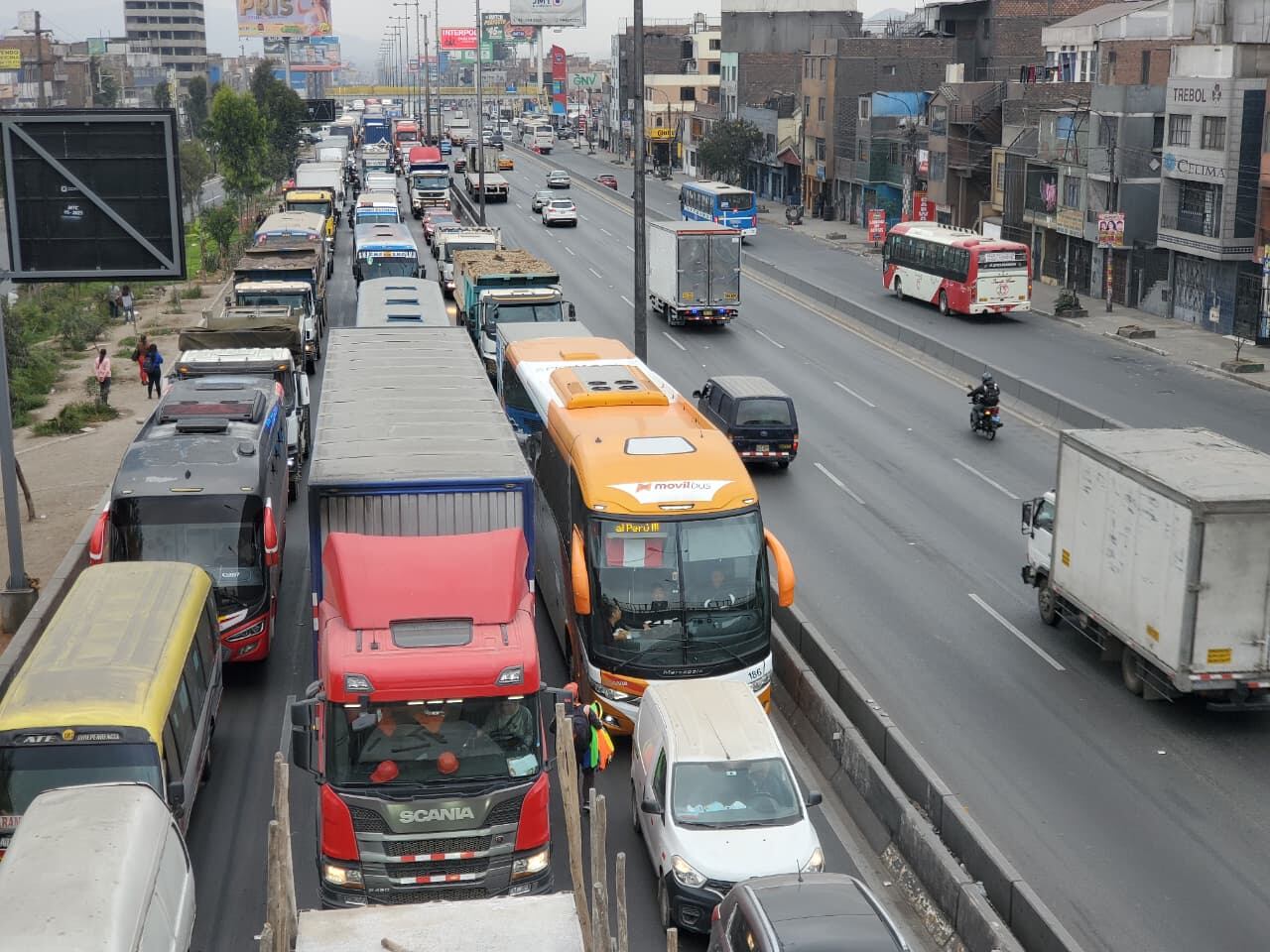 Tránsito usual en diversos puntos de San Juan de Lurigancho