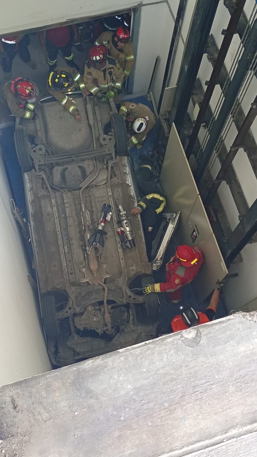 Bomberos tuvieron que hacer grandes esfuerzos para rescatar a conductor. Foto: Difusión