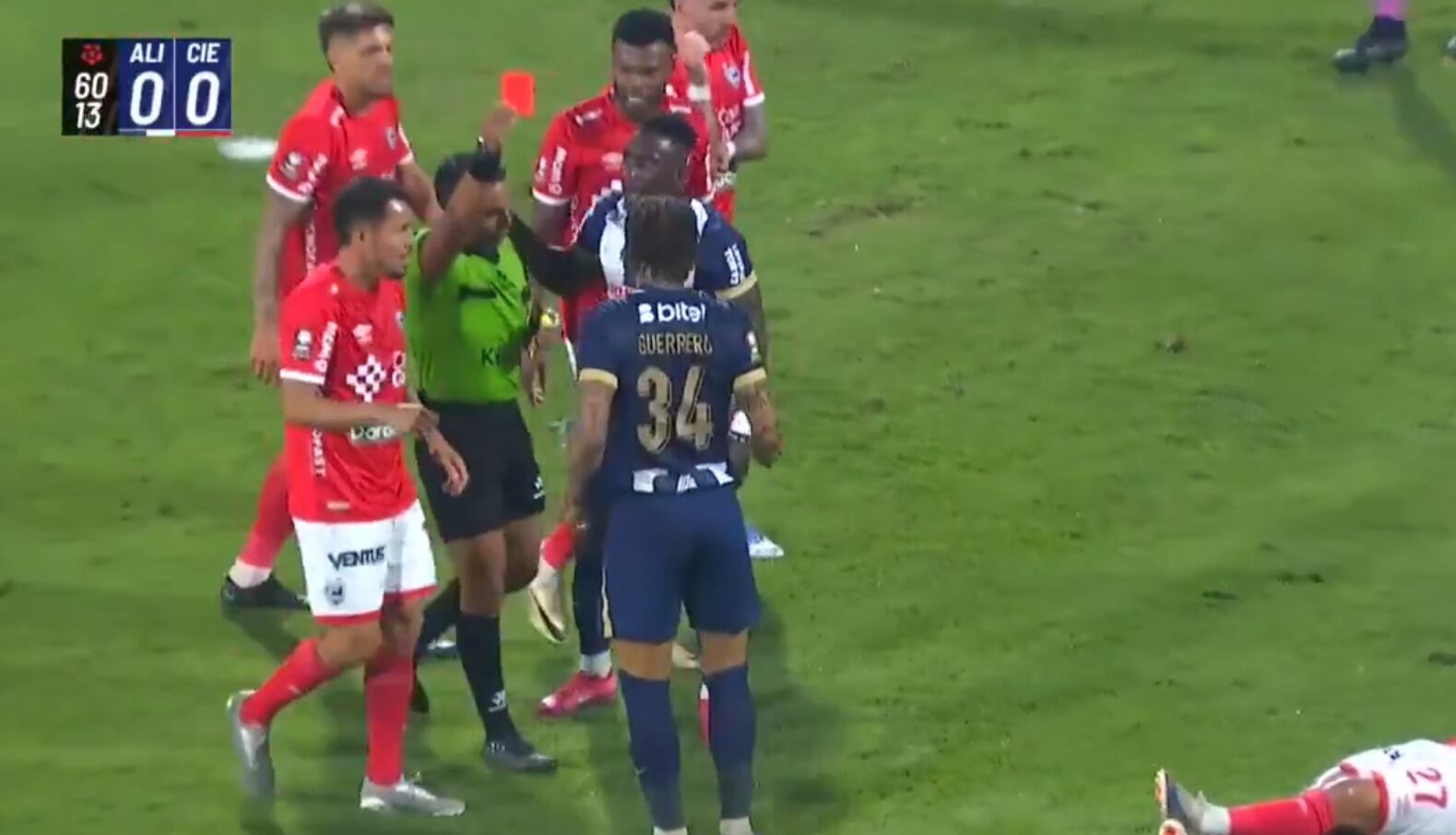Paolo Guerrero había sido expulsado por Bruno Pérez, sin embargo, tras revisar el VAR, el árbitro anuló la tarjeta roja.