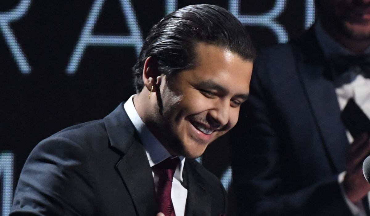 Cuando Christian Nodal recibió el premio a Mejor Álbum Ranchero/Mariachi por "Ahora" durante la 20° Entrega Anual de los Premios Grammy Latinos en Las Vegas, Nevada, el 14 de noviembre de 2019 (Foto: Valerie Macon / AFP)