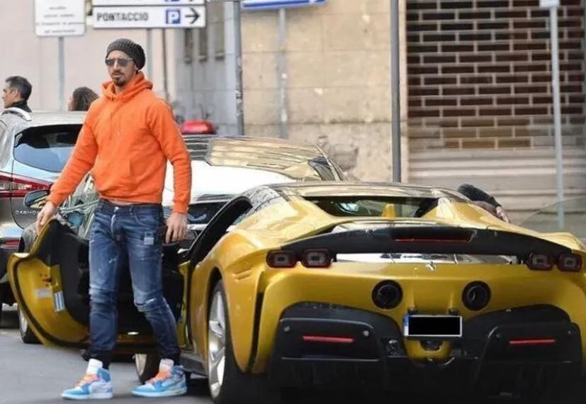 Zlatan con su Ferrari SF90 Spider que se regaló el año pasado. (Foto: Instagram)