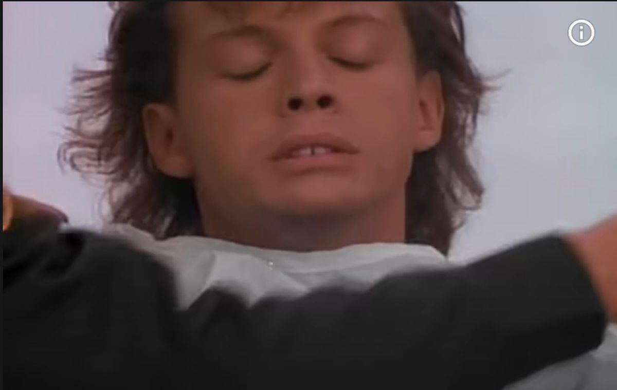 Grabar el video no fue del todo fácil para Luis Miguel, mucho menos cuando le iban a cortar el cabello (Foto: Warner Music México/ YouTube)