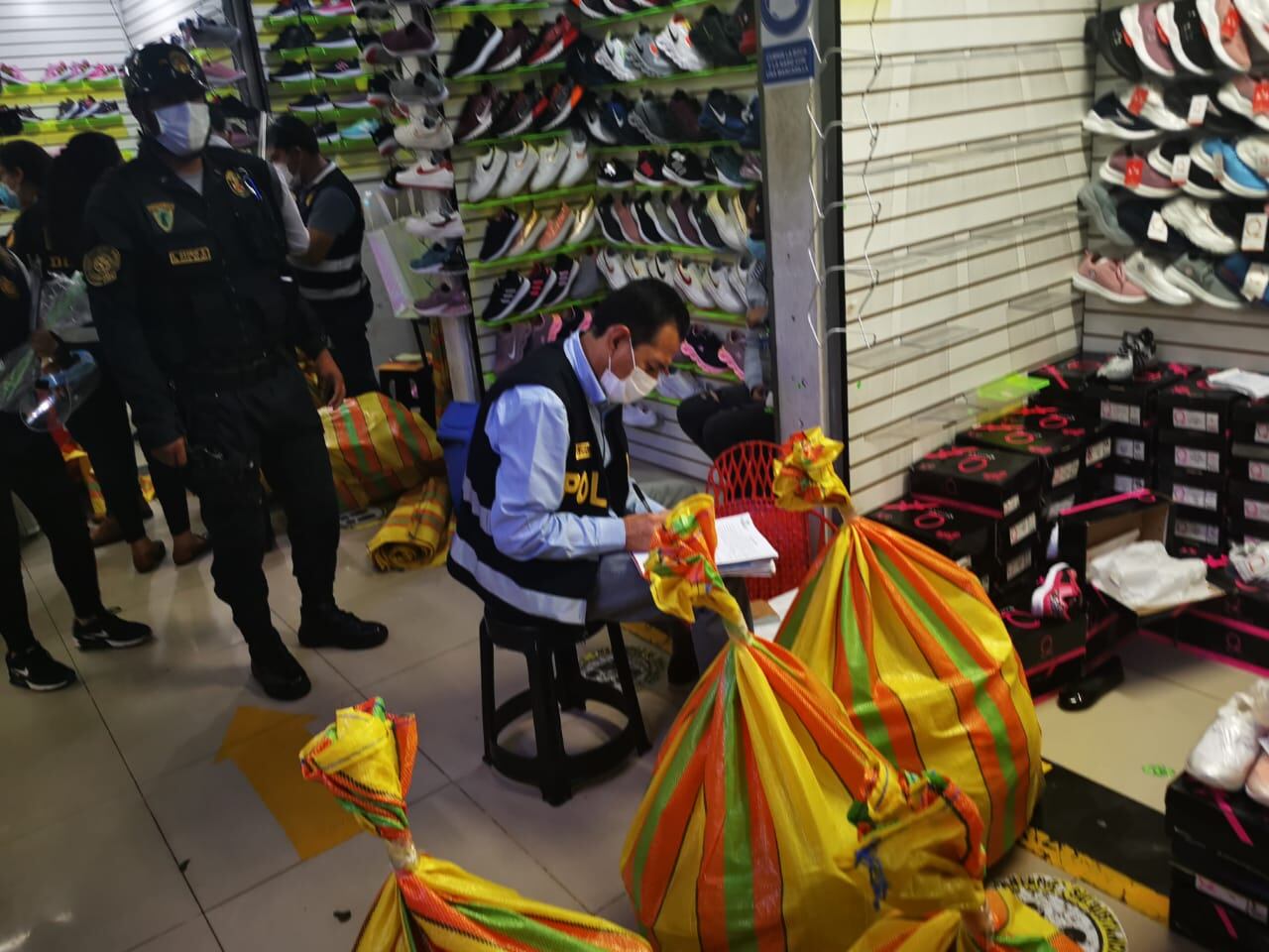 Más de cien policías de distintas divisiones en apoyo a la Dirección de la Policía Fiscal, participaron de un megaoperativo en una galería y decomisaron 114 sacos de zapatillas ‘bambas’ que estaban listas para la venta y se ofrecían por redes sociales, en La Victoria.