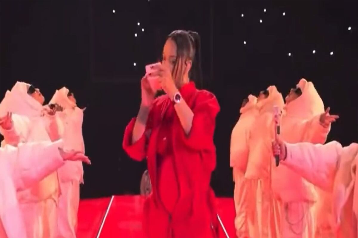 Rihanna promocionado su línea de maquillaje en pleno show de medio tiempo del Super Bowl. | Foto captura: @emel_ys / Twitter