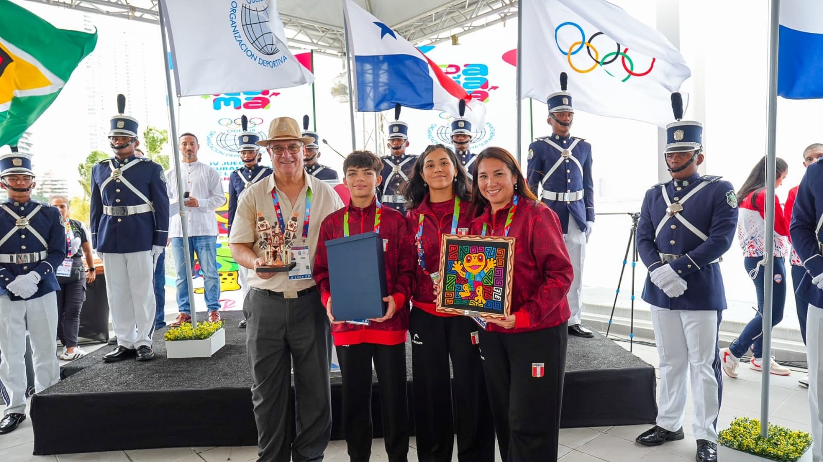 Atletas peruanos listos para defender los colores del país.