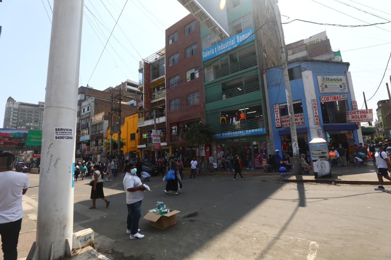 Tres mujeres ‘tenderas’ utilizaron un niñito de apenas cinco años para robar un canguro con dinero de una tienda de pijamas de la galería ‘Samuel’. (foto: Gonzalo Córdova/GEC)