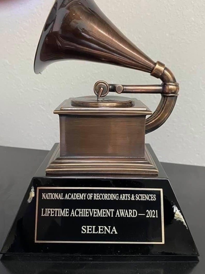 El padre Abraham Quintanilla expresó que el premio sería exhibido en el museo de Selena. (Foto: LaTimes)