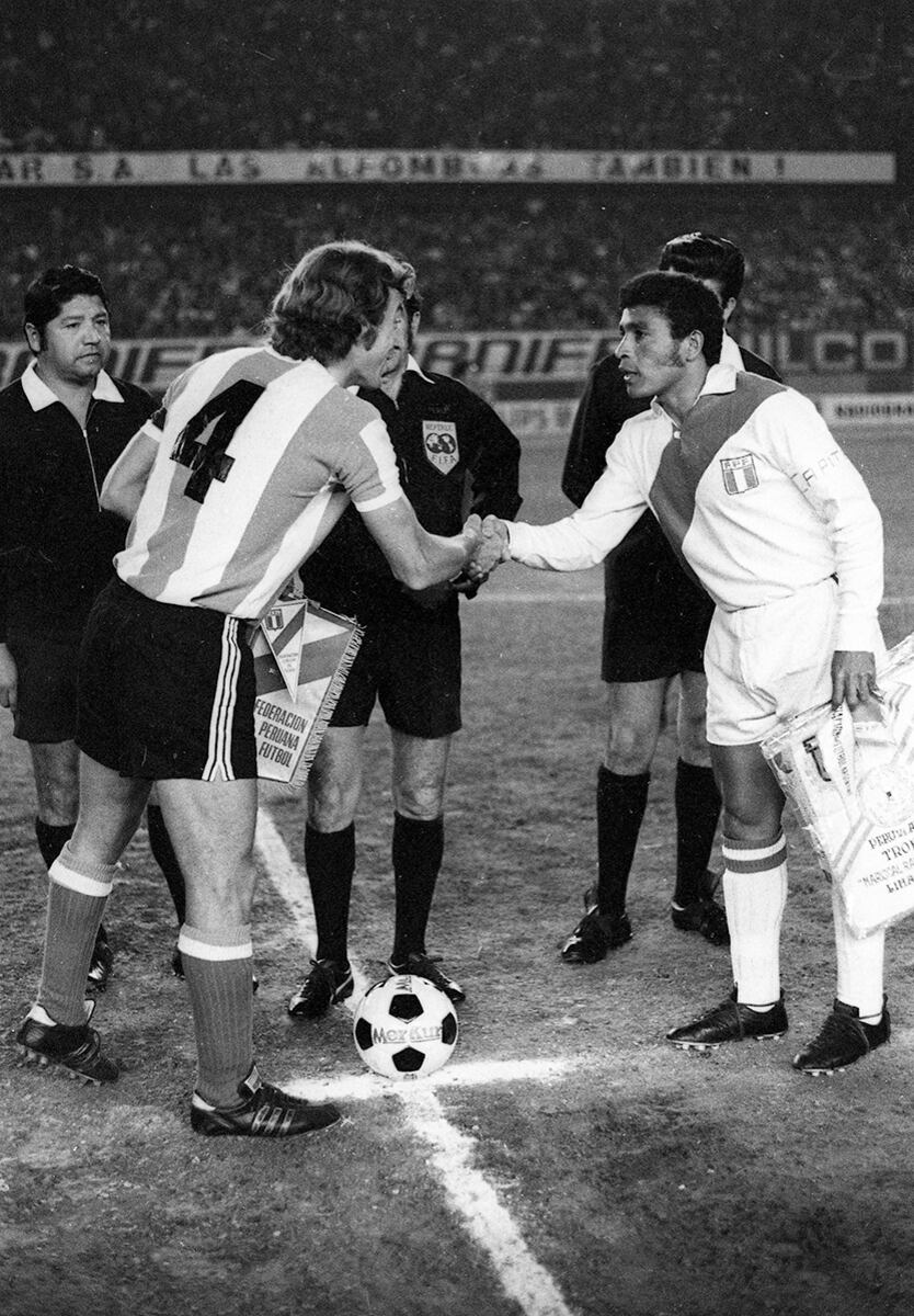 Héctor Chumpitaz y Enrique Wolff, capitanes de Perú y Argentina respectivamente, intercambian banderines antes de iniciar el primer encuentro de la copa Mariscal Ramón Castilla en 1972. Foto: GEC Archivo Histórico