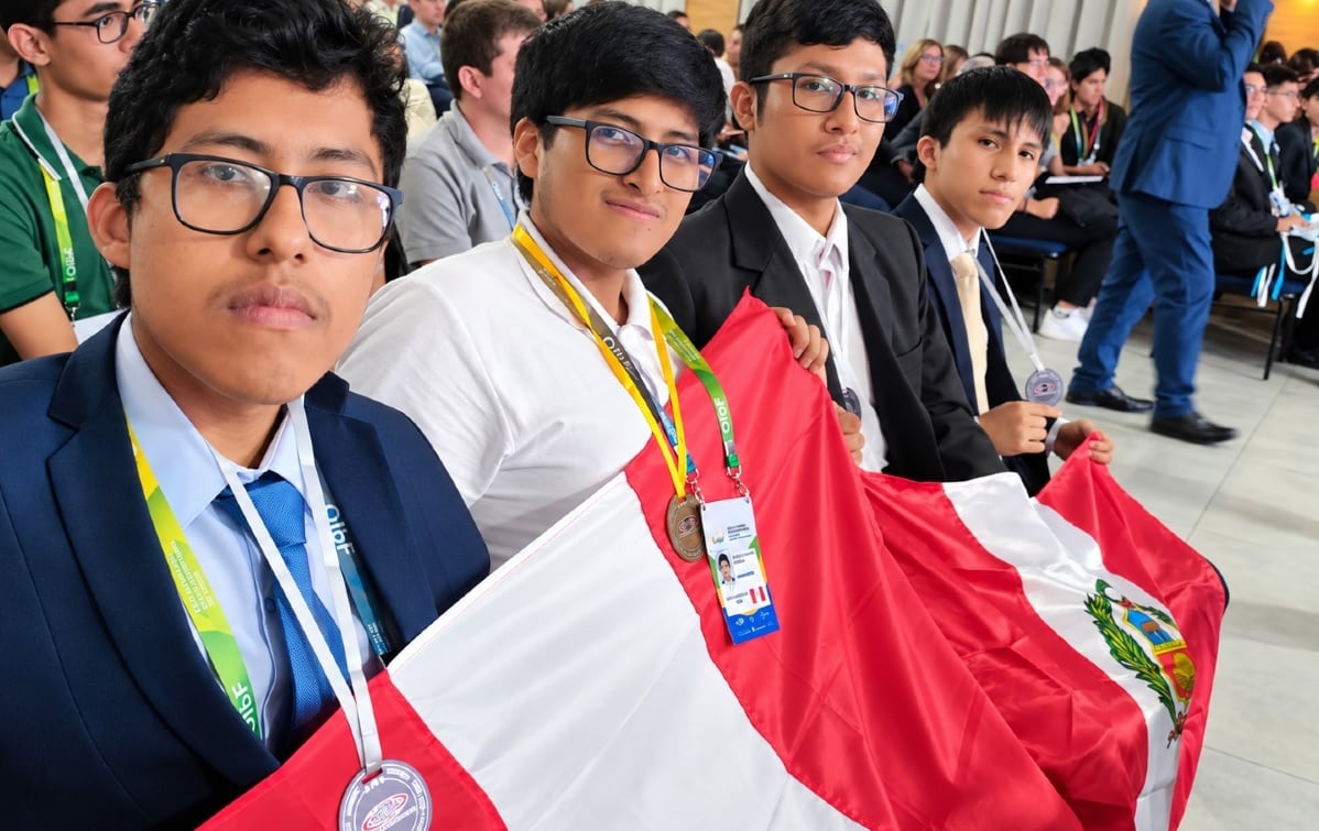 Delegación de estudiantes peruanos con medallas de oro y plata en la Olimpiada Iberoamericana de Física en Brasil. (Compos. Isabel Medina / Trome).