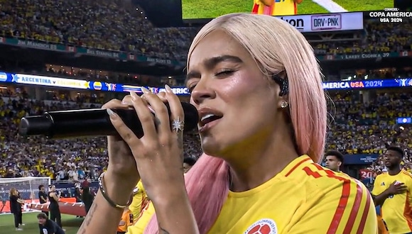 Karol G tuvo la responsabilidad de entonar el himno de Colombia. (Captura América)