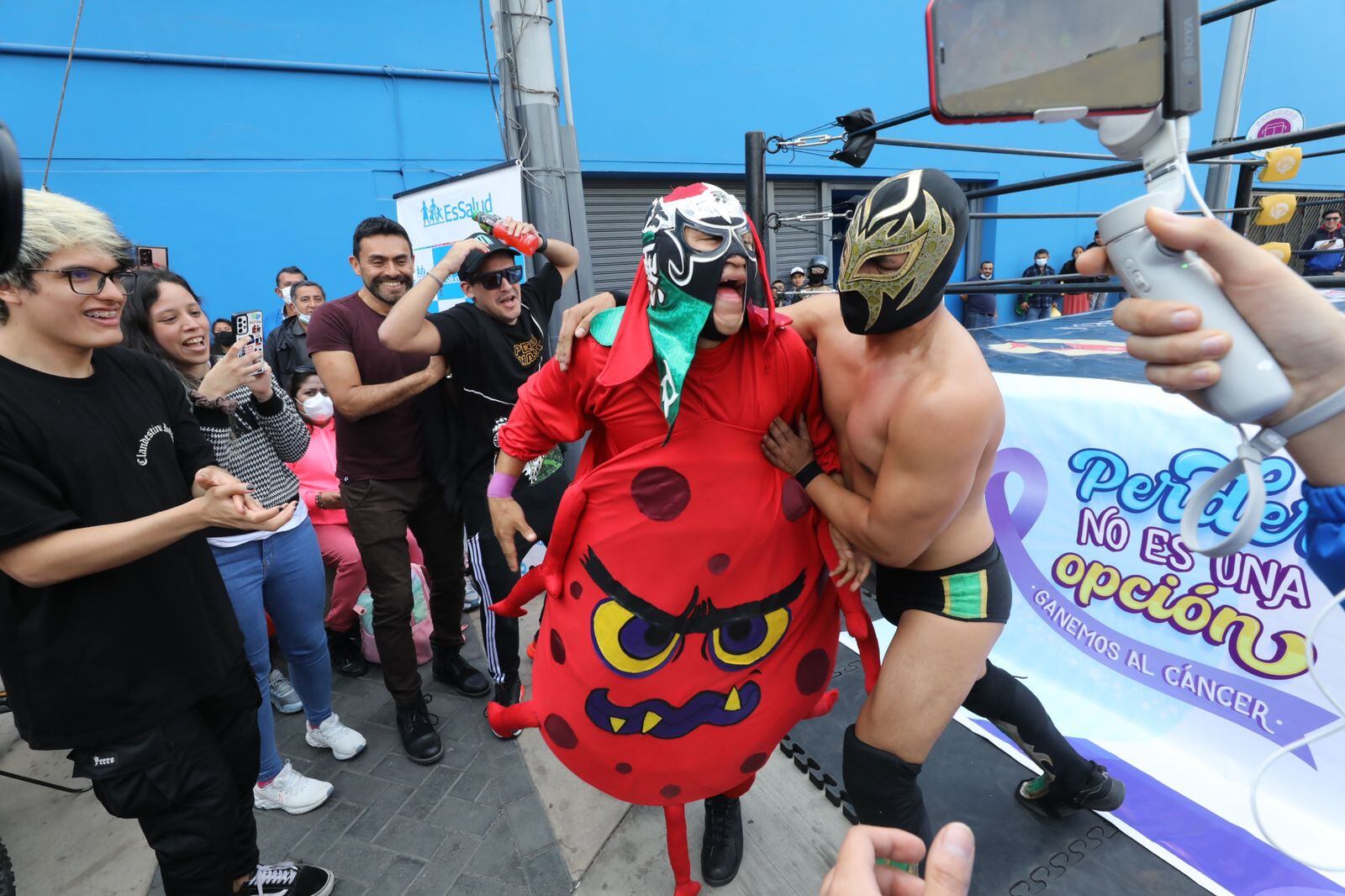 Los Gladiadores participaron en campaña de Essalud contra el cáncer de mama. Foto: Essalud.