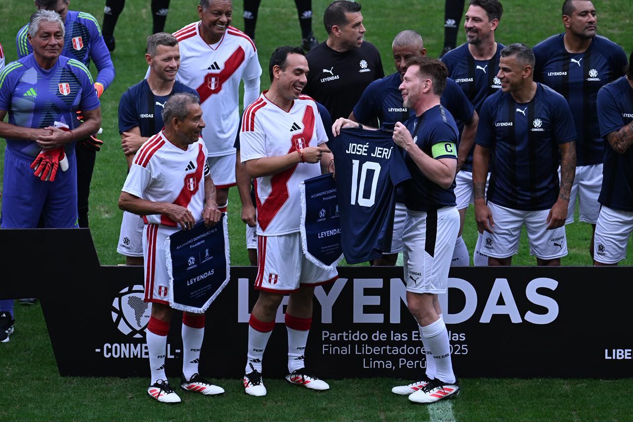 Partido de las Estrellas en el Estadio Nacional. El presidente Jose Jeri participa en el equipo peruano contra el equipo de las Leyendas de Conmebol.
Fotos: Paloma del Solar /@phto.gec
