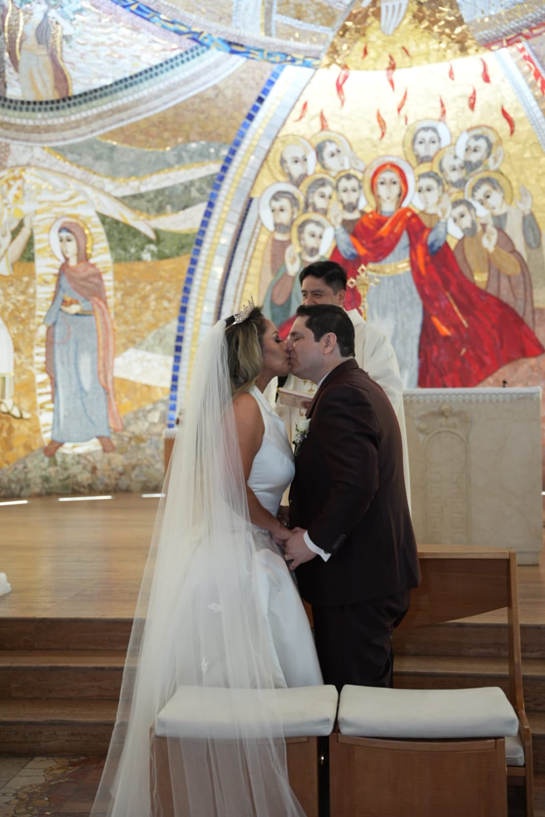Los esposos se casaron por civil e iglesia ayer tras diez años de relación. Foto: Difusión