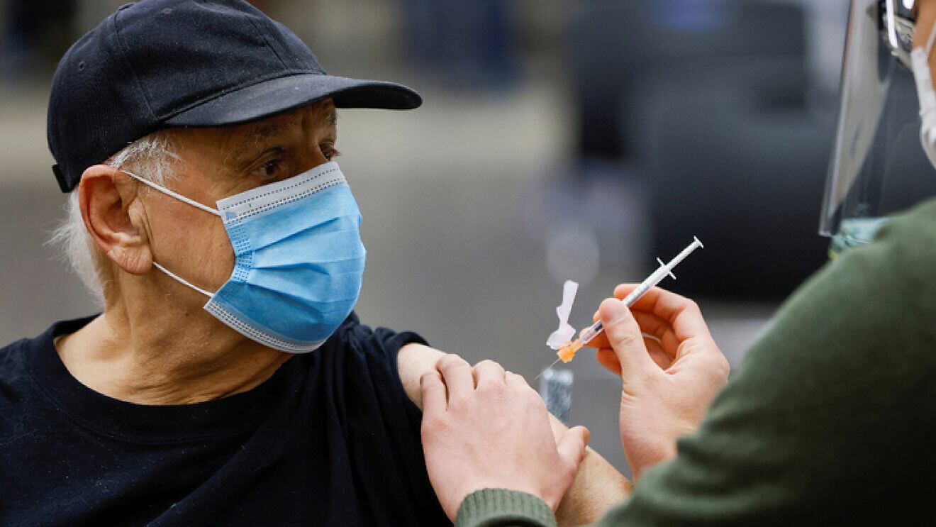 La vacunación contra el COVID-19 de adultos mayores de 50 a 59 años, iniciará la primera semana de mayo. (Foto: Getty Images)