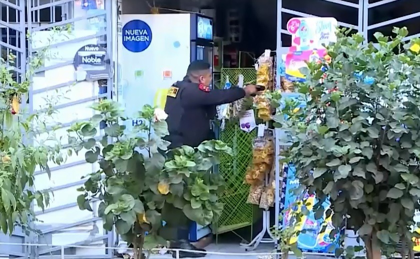 Policía detuvo a seis sujetos dentro de una bodega en Santa Beatriz. (Captura Canal N)