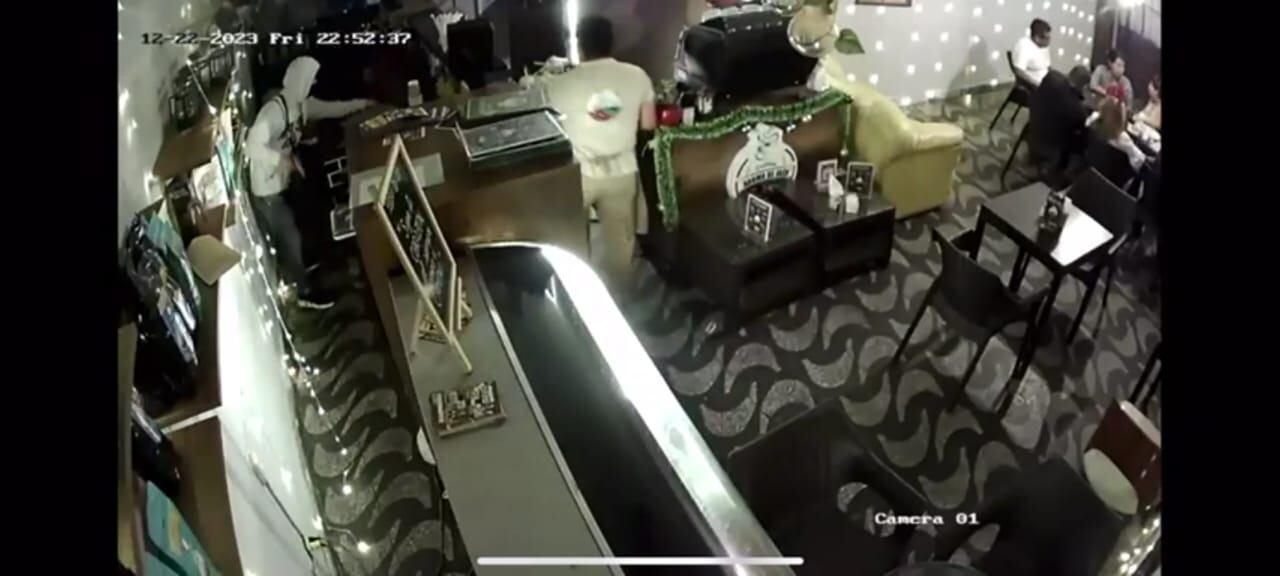 Otro delincuente retiró el dinero que había en la caja registradora.