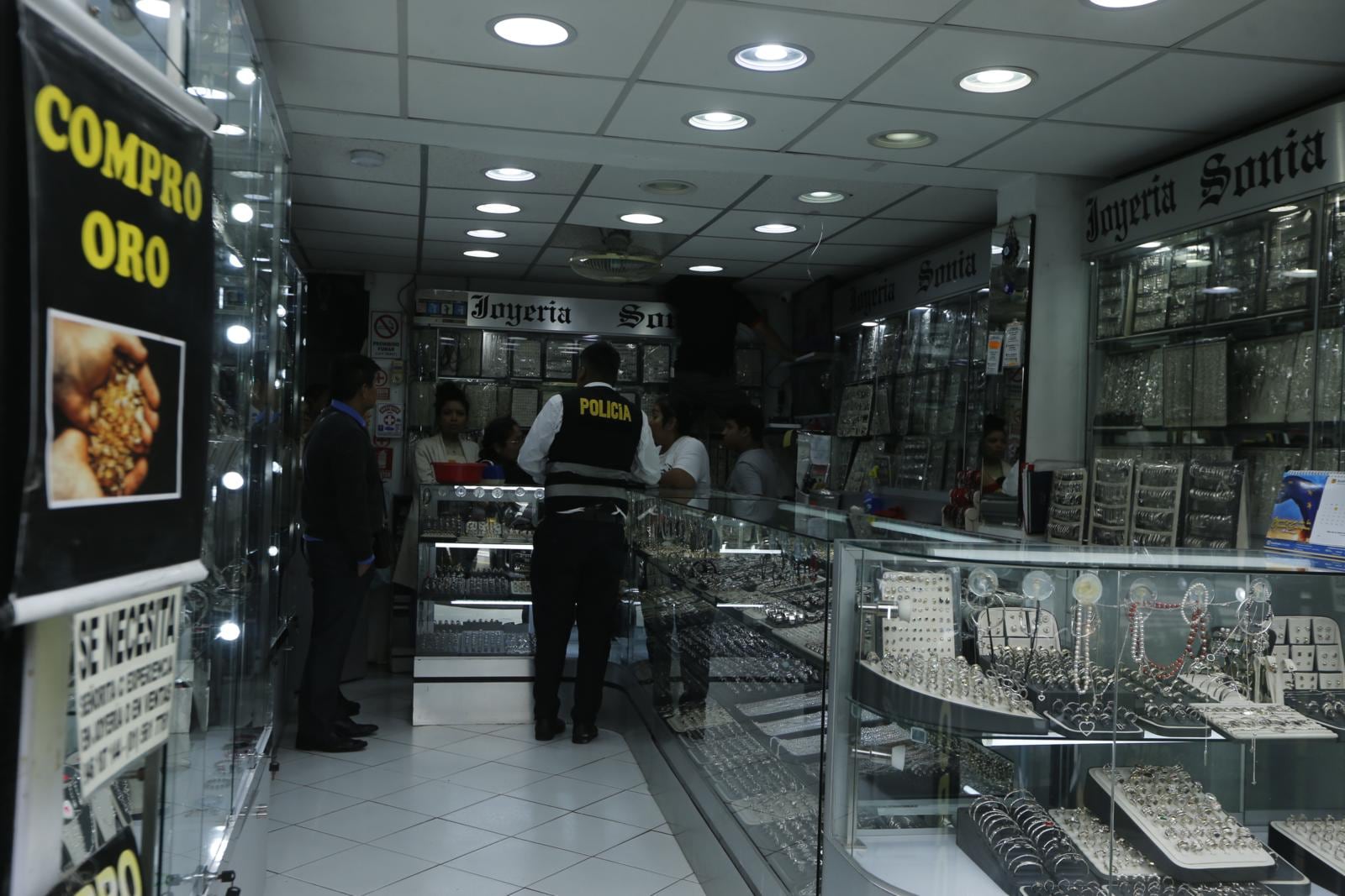 Delincuentes cogieron las joyas que estaban en los mostradores. | Foto: Violeta Ayasta / Diario Trome