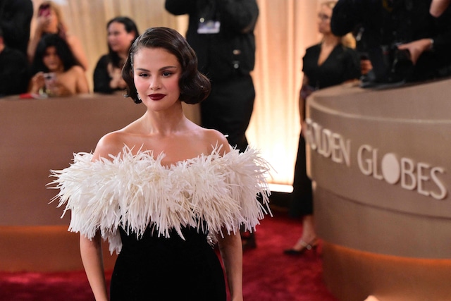 Selena Gomez lució peculiar vestido en Los Globos de Oro. (Photo by Frederic J. Brown / AFP)