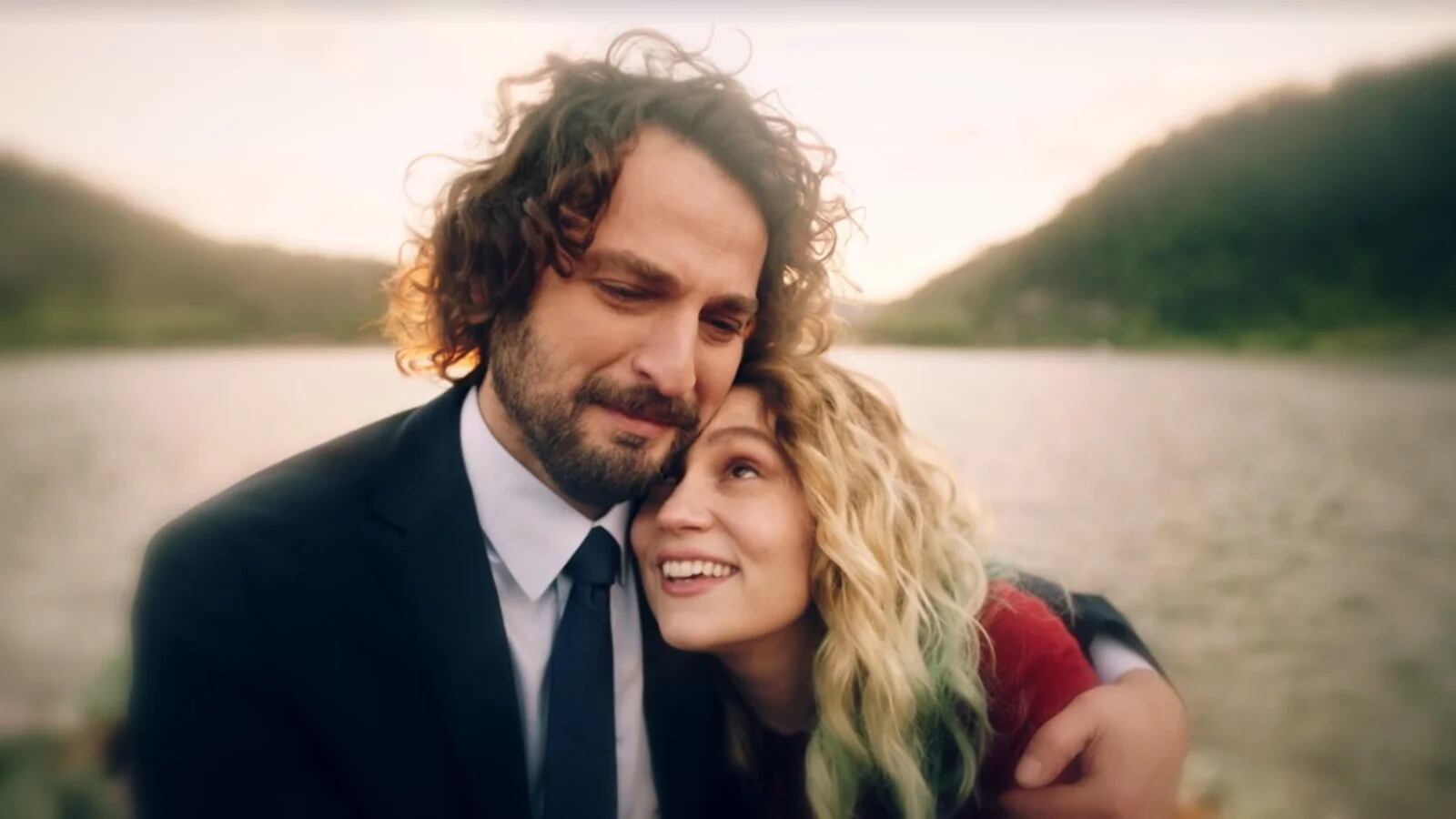 La telenovela turca "Inocentes" está protagonizada por los actores Birkan Sokullu y Farah Zeynep Abdullah (Foto: OG Medya)