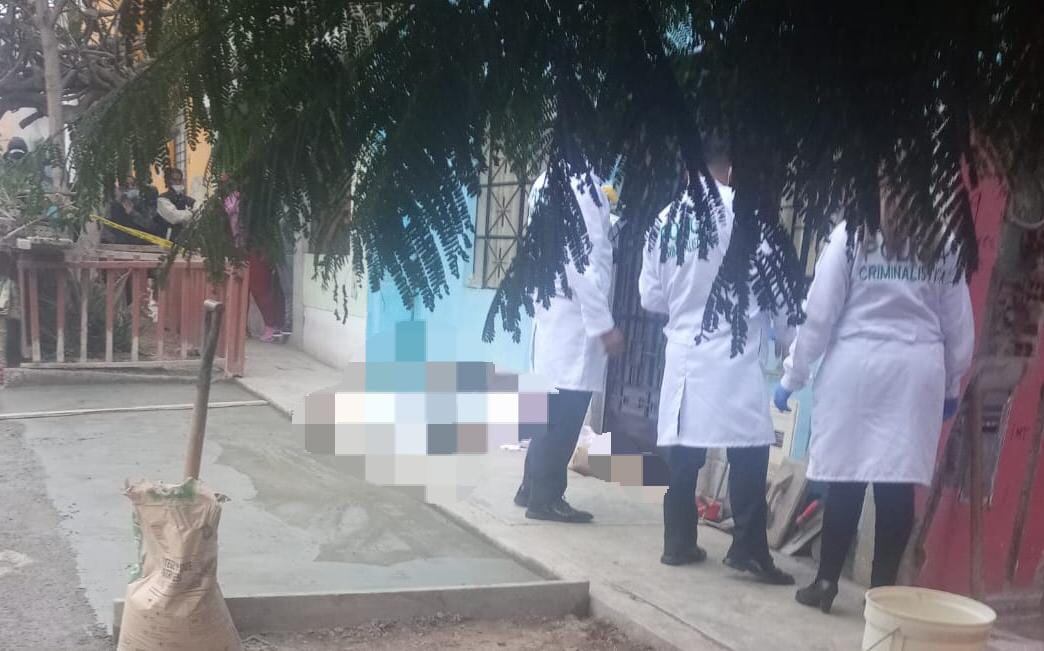 Hasta la escena del crimen llegaron peritos de criminalística y policías (PNP)