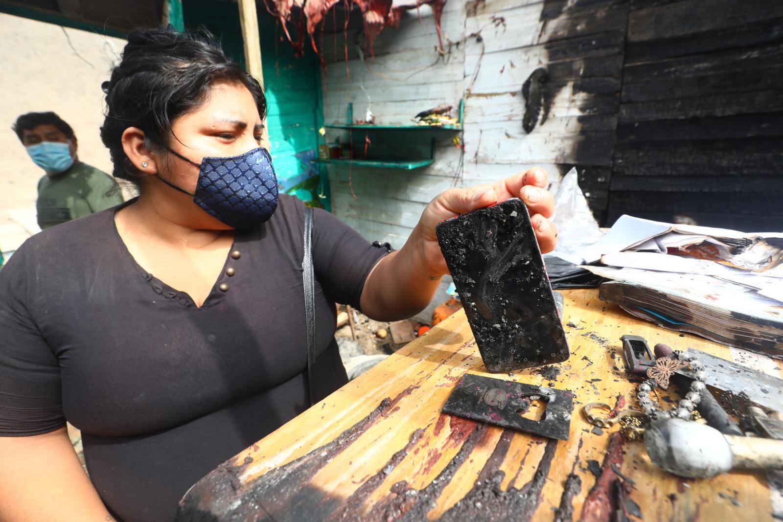El celular y los cuadernos donde los hijos de Marielena hacían sus tareas quedaron calcinados. | Foto: Gonzalo Córdova