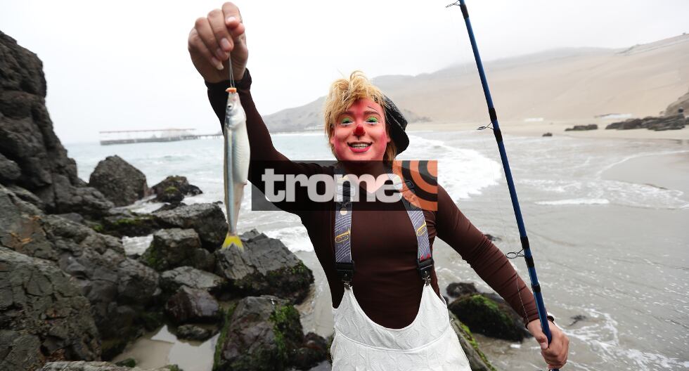 Joven se dedica a la pesca, y también es un divertido payasito