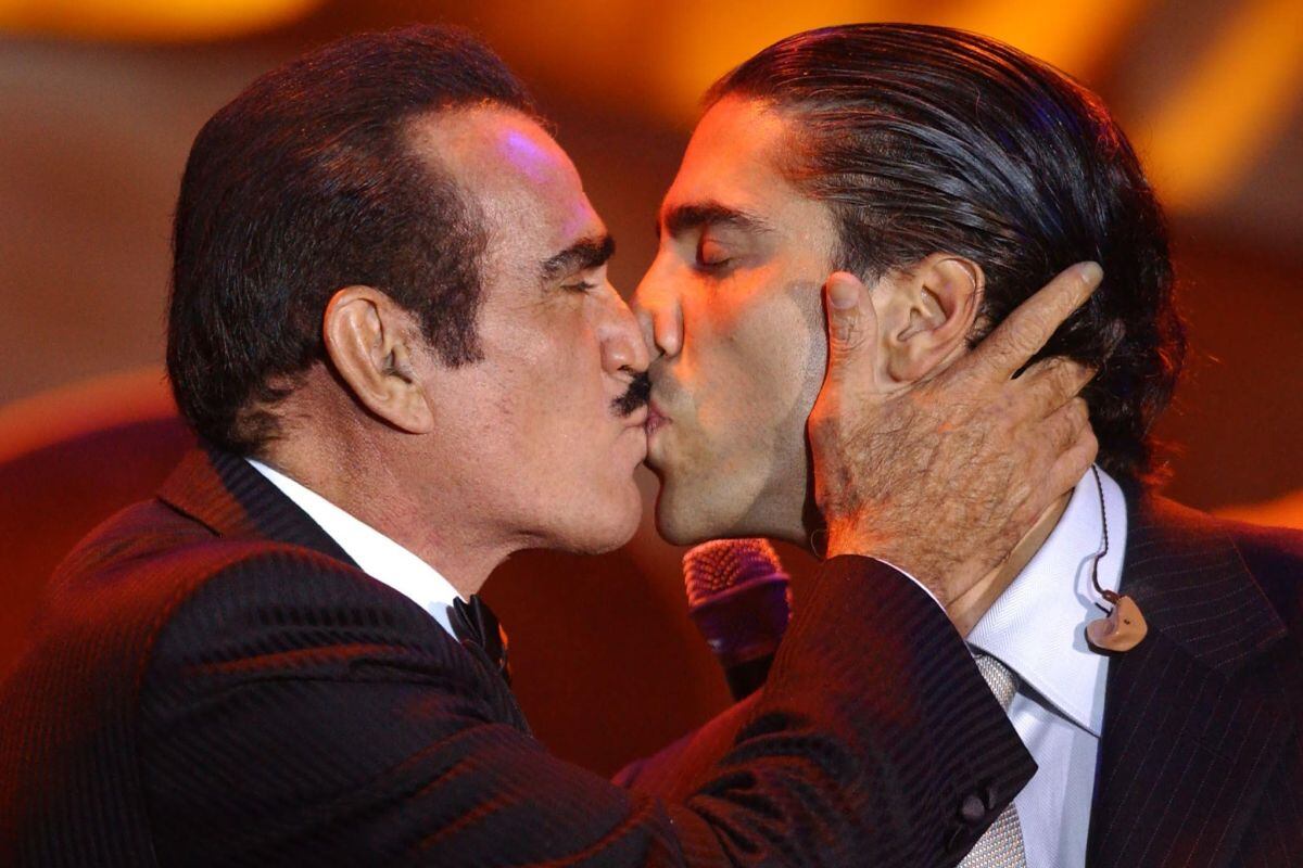 Vicente Fernández besa a su hijo Alejandro después de un dueto en una gala homenaje en honor a él como Persona del Año de la Academia Latina de la Grabación (LARAS) 2002, en Hollywood. (Foto: Lucy Nicholson / AFP)