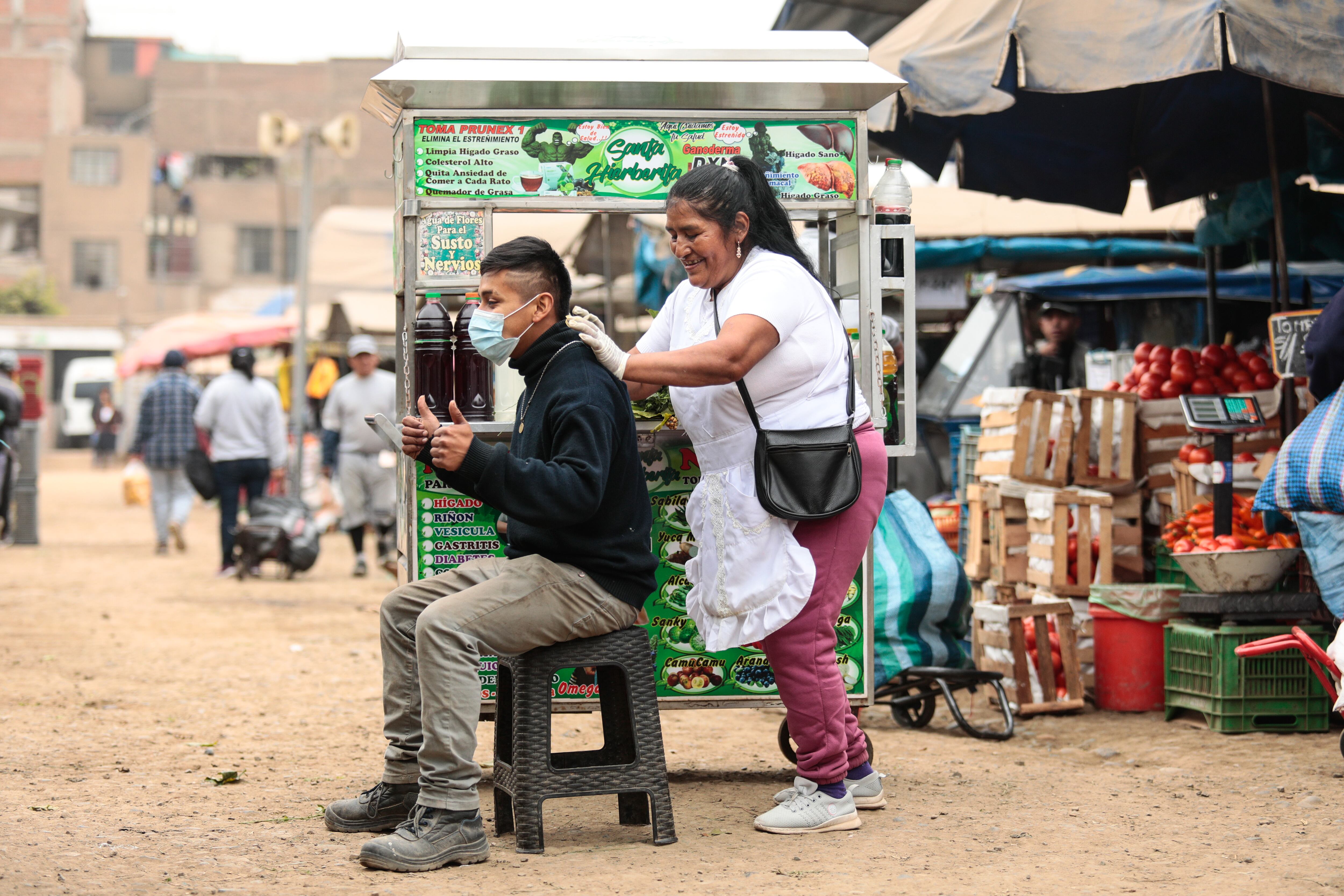También es quiropráctica, y alivia contracturas musculares.