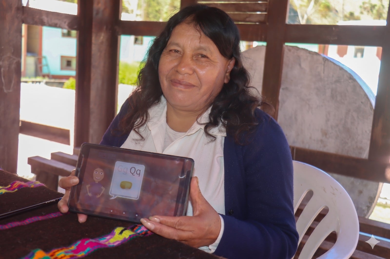 Marcelina Rojas Meza muestra los resultados de su aprendizaje, usando la tablet con la que llevó el curso.
