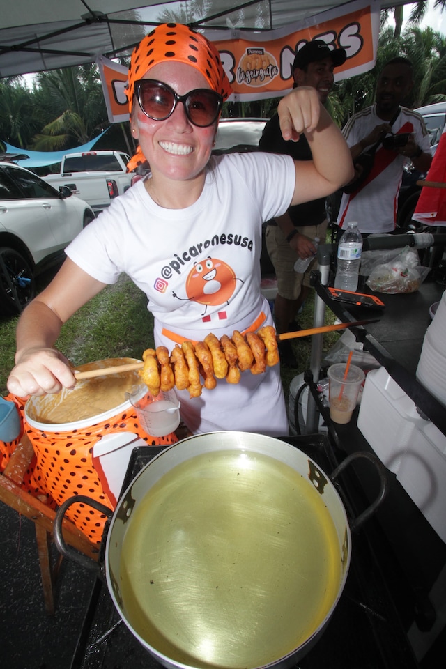 Aficionados vendieron platos típicos de ambos países fuera del Hard Rock Stadium. (Foto: Alan Ramírez /GEC)