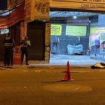 ¡Ataque feroz en car wash! Acribillan a dos jóvenes con más de 50 disparos en Arequipa