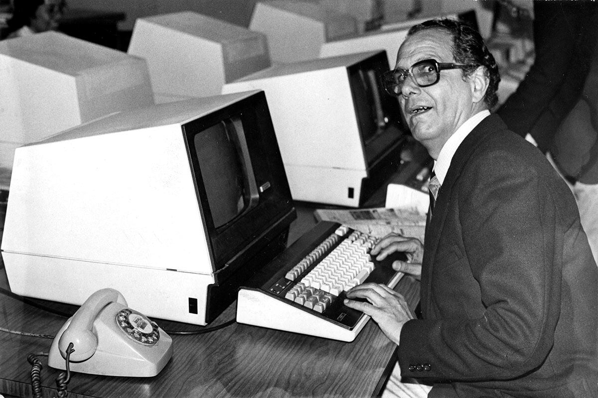 En esos años, era muy popular el programa televisivo que conducía Augusto Ferrando, quien descubrió su talento en la actuación y lo animó a participar en uno de sus concursos resultando ganador de entre 100 participantes.