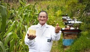 Miel de abeja es fuente de progreso para usuario de Pensión 65 en Huancavelica