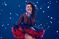 Alejandra Guzmán sufre grave lesión en pleno concierto: “Se me salió la cadera” | VIDEO