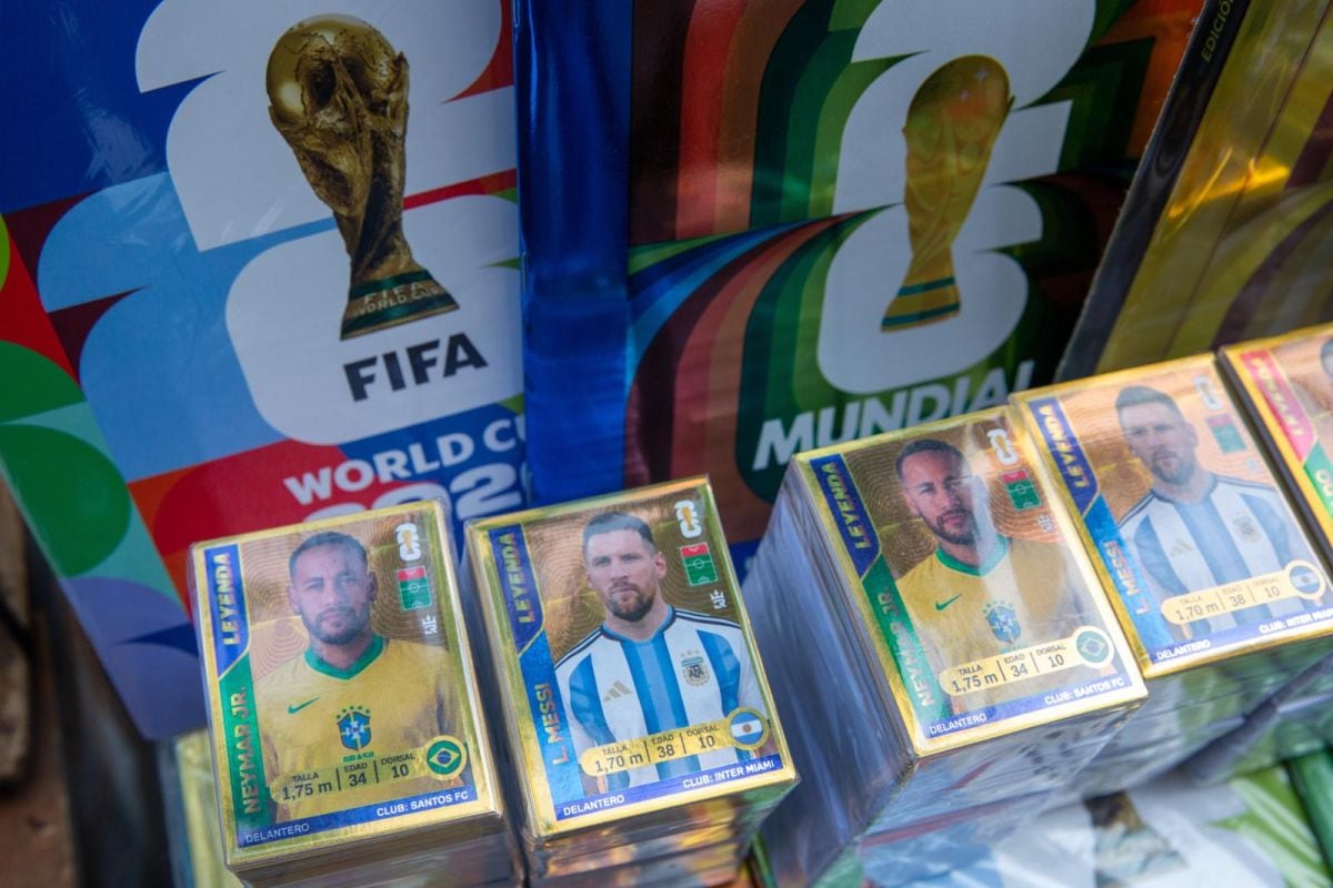 Los álbumes Panini y 3 Reyes se venden en grandes cantidades en la avenida Nicolás de Piérola. (Foto: Fernando Sangama/El Comercio)