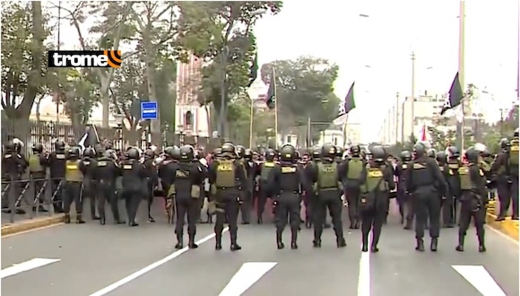 La Policía Nacional del Perú movilizó un fuerte contingente para bloquear el ingreso de los manifestantes a la Av. Abancay,
