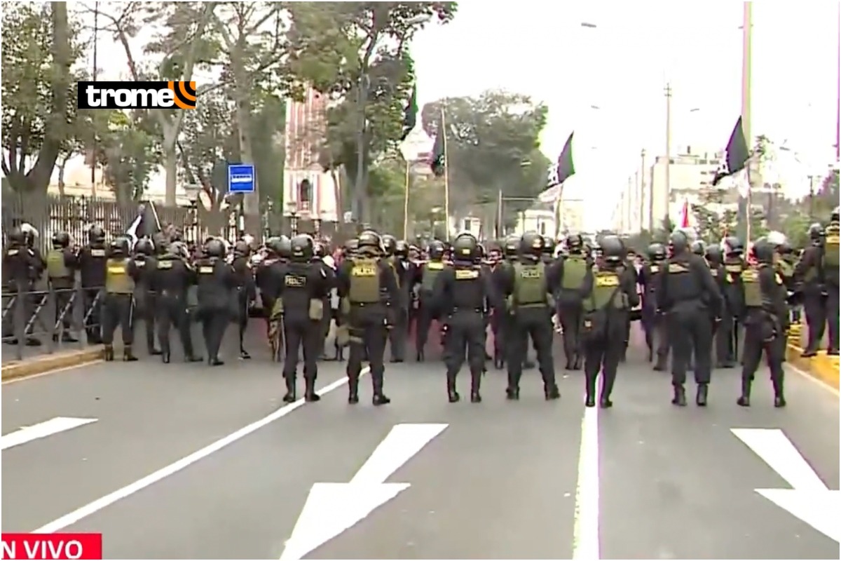 La Policía Nacional del Perú movilizó un fuerte contingente para bloquear el ingreso de los manifestantes a la Av. Abancay,