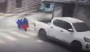 Chimbote: Cámaras captan terrible atropello de anciana y cómo chofer abandona la escena caminando | VIDEO