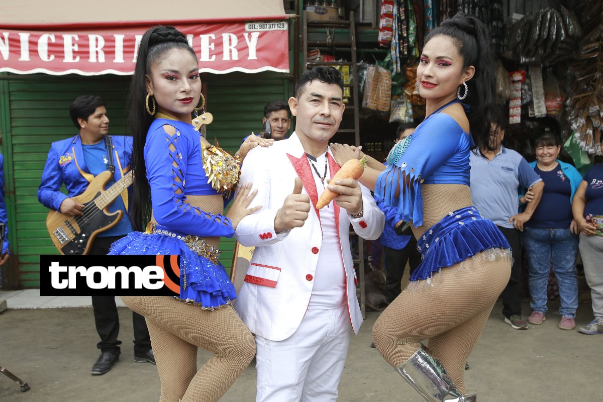 Comerciante vende yucas y camote, y también es un cantante folclórico conocido como: "El conejito encantador". Foto: Jessica Vicente