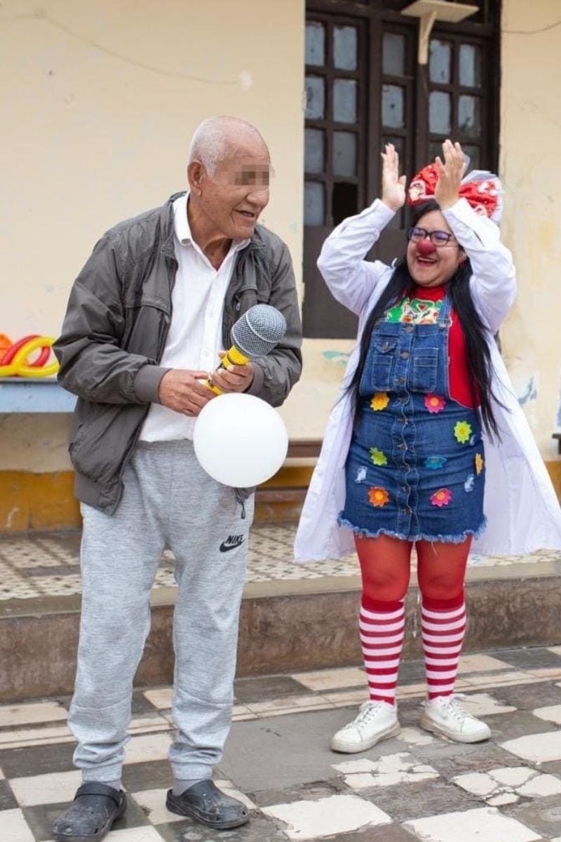 Pimpola juega con adultos mayores y los saca un ratito del caos para darles más ganas de vivir. Foto: Entre Payasos.