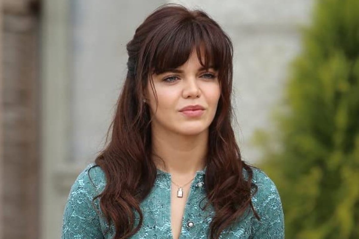 Züleyha con un vestido turquesa en "Tierra amarga" (Foto: Tims & B Prouctions)