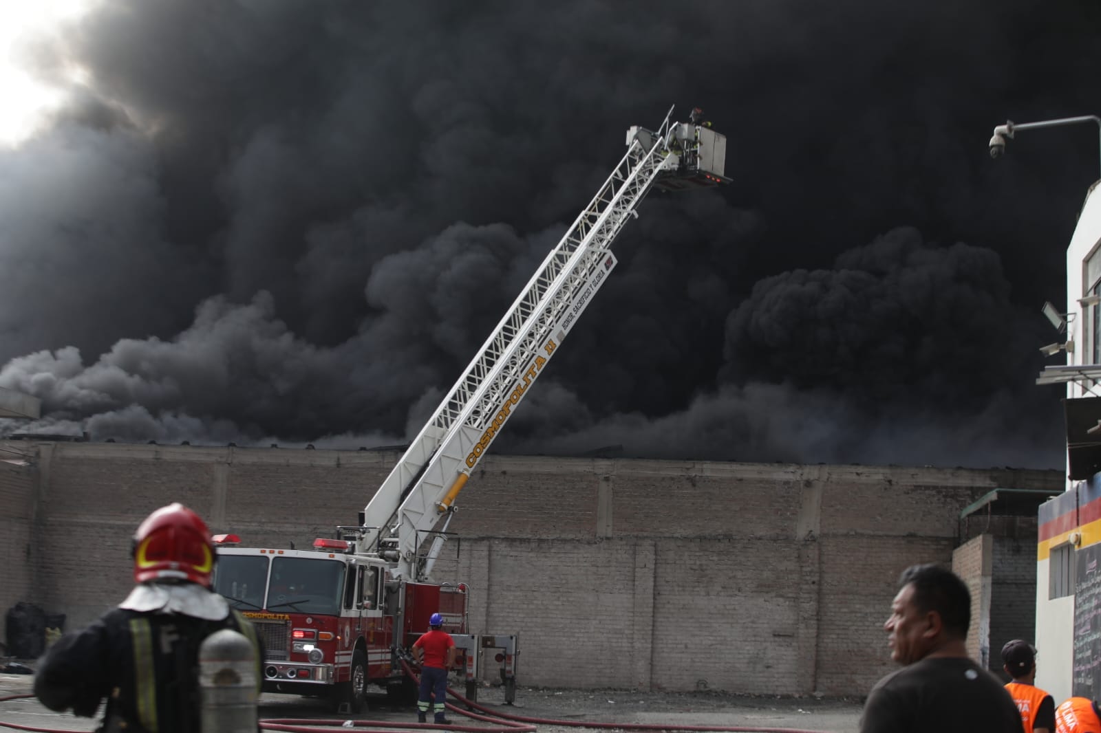 Gran preocupación entre los vecinos de Ate causó incendio en almacén de plásticos. (Violeta Ayasta/@photo.gec)
